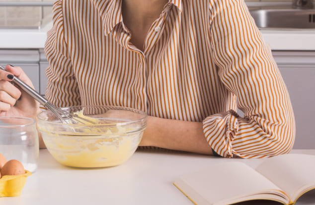 Женщина готовит блюдо